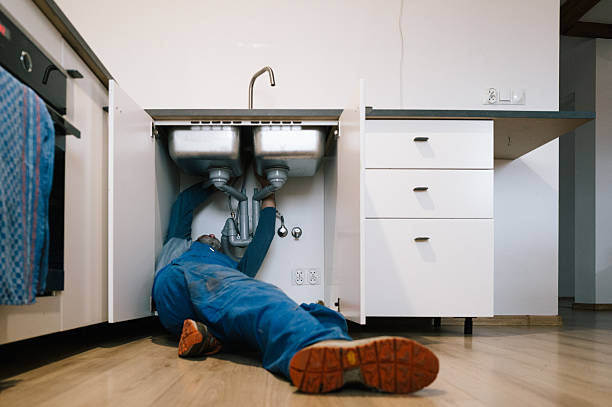 Professional Emergency Plumber technician working in Geneva, FL